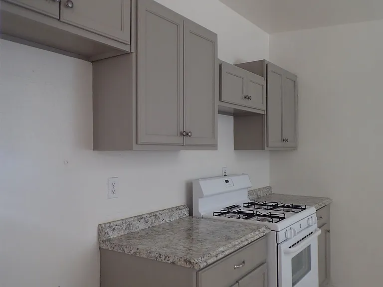 229 Kasmir St — Photo 4