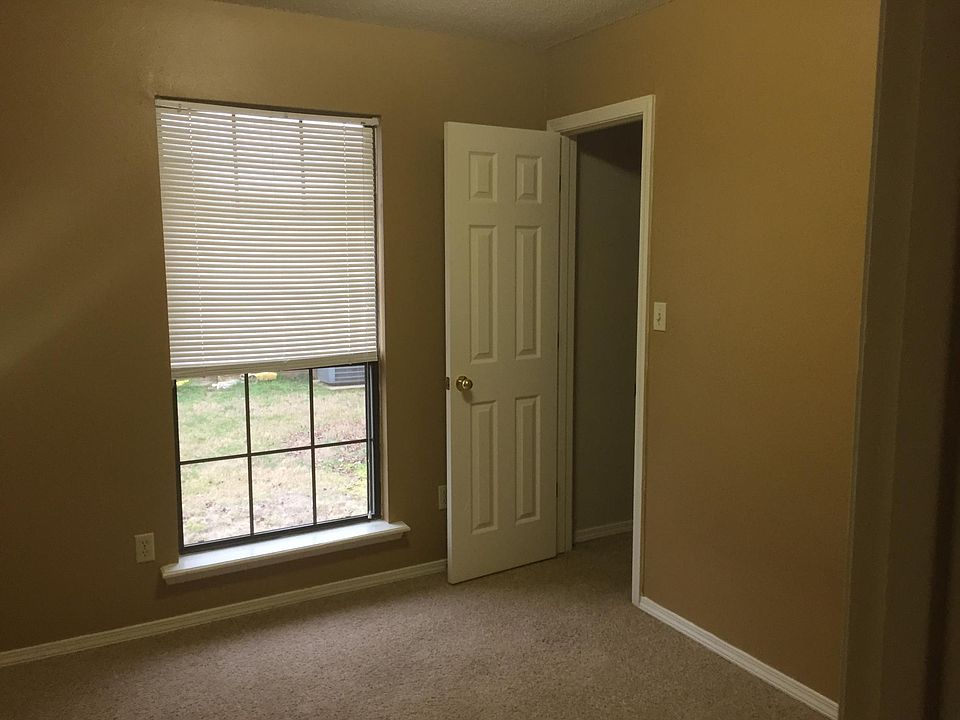 2nd image of 1923 Lovers Ln