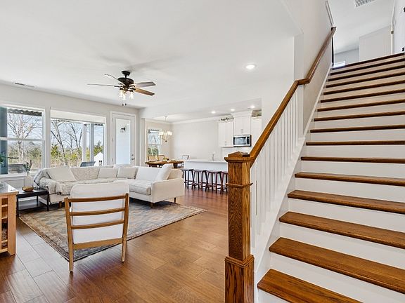 4th image of 536 Oakvale Ln