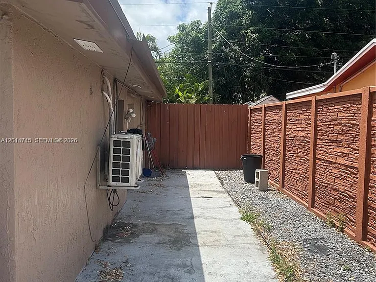 6660 Johnson St — Photo 6