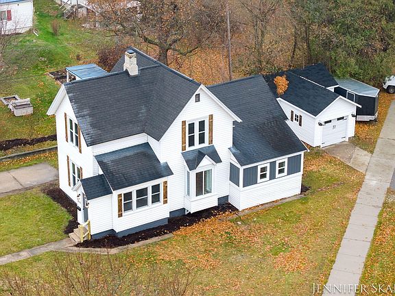2nd image of 615 Linden St