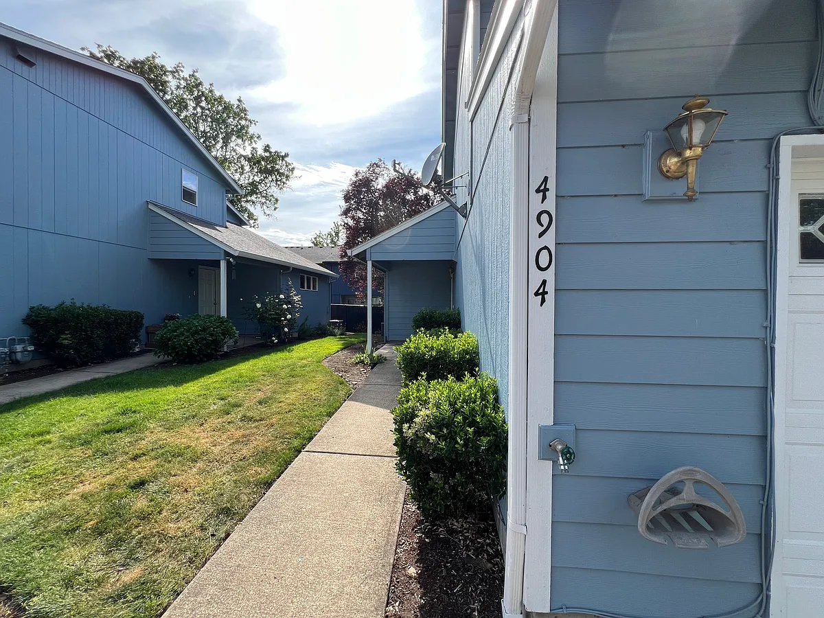 Building Photo - 4904 NE 118th Ct