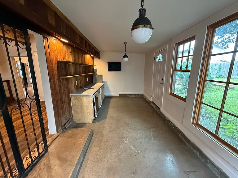 1414 S Carson Ave — Photo 9