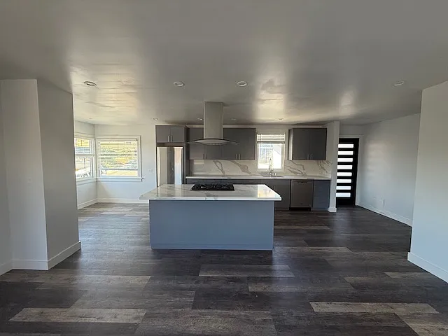 420 Merritt Ave #J — Photo 3