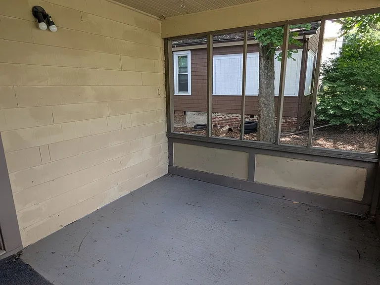 498 Gage St — Photo 3
