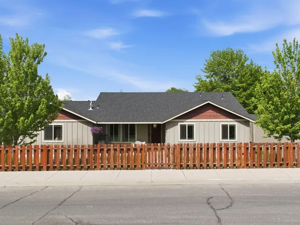 2425 NW 7th St, Redmond, OR 97756