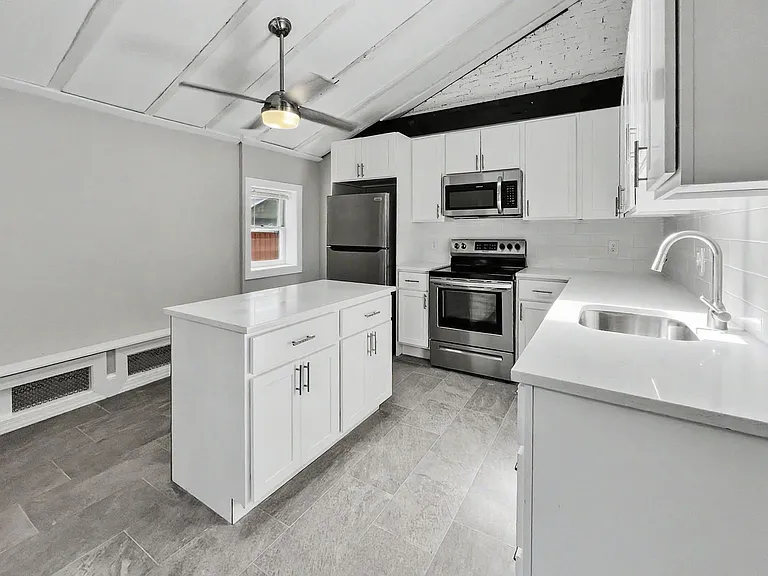 130 E Chestnut St — Photo 2