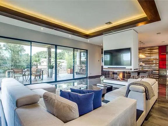 3rd image of 8546 Meadowbrook Dr