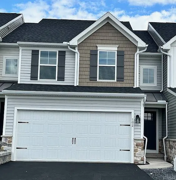 102 Lantern Ln — Photo 1