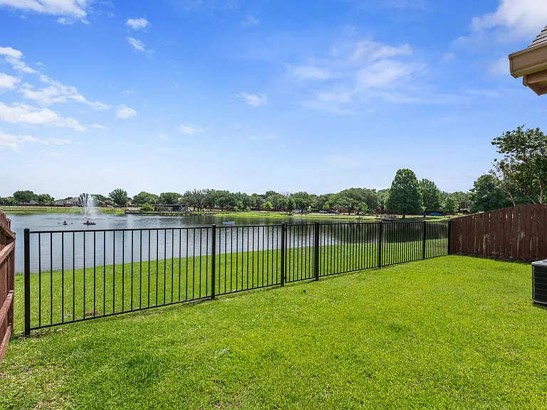 2212 Lakeshore Dr — Photo 3