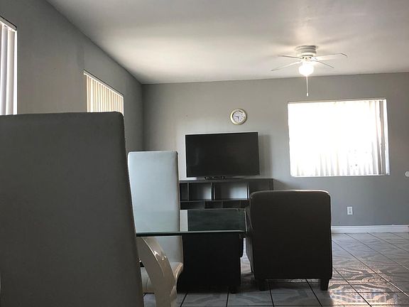 2nd image of 625 W 41st Pl