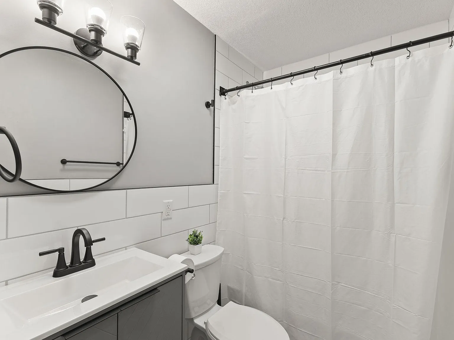 4 bed, 2.5 bath, 2300 sqft, $923 — Photo 3