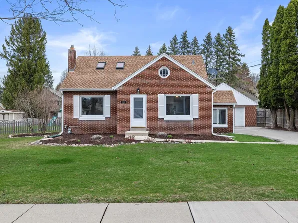 10540 West Howard AVENUE, Greenfield, WI 53228