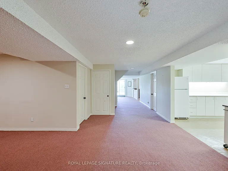 556 Farwell Cres #LOWER — Photo 17