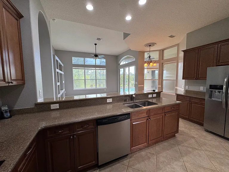142 Harrington Ct — Photo 16