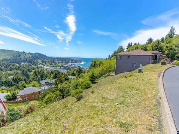 42 NE Spring Ave, Depoe Bay, OR 97341