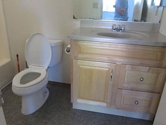 5th image of 2680 Woodridge Ct APT 2