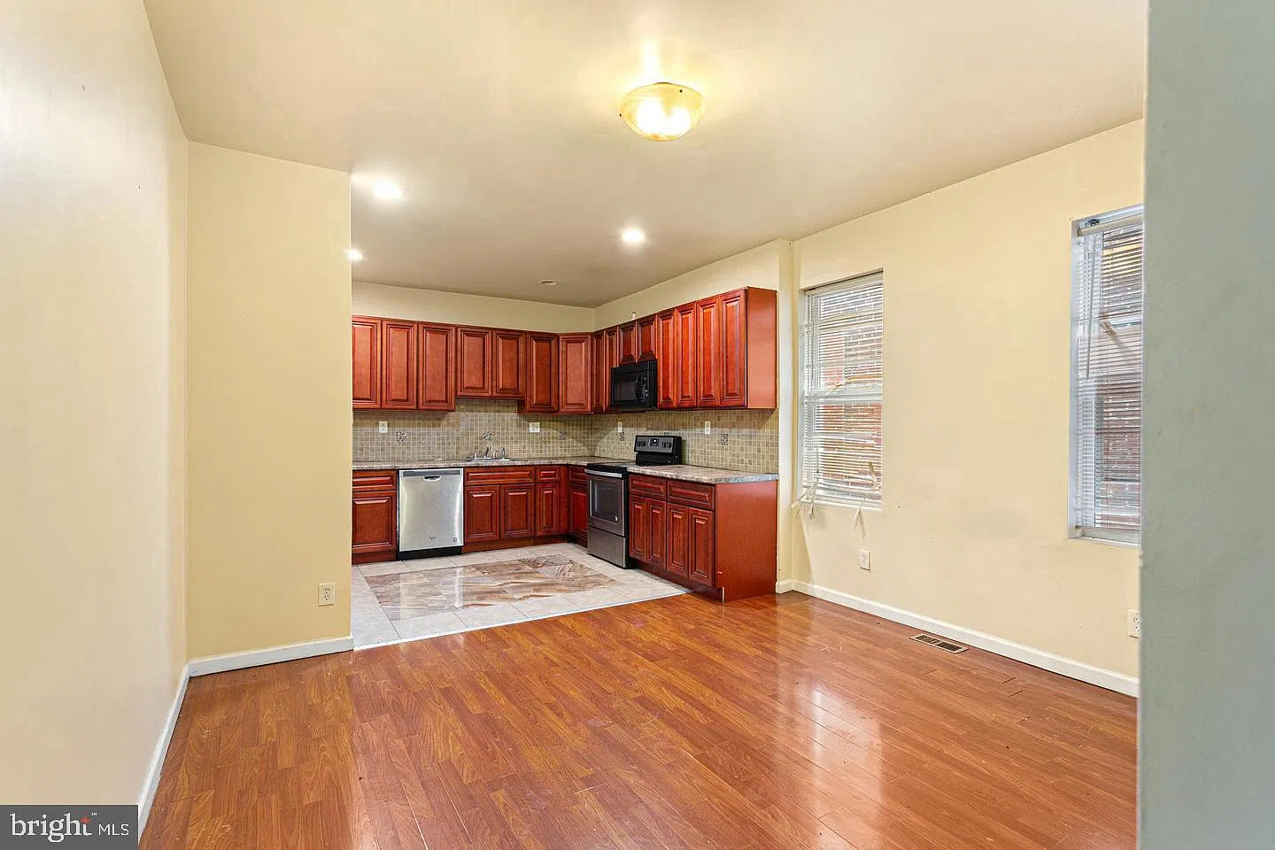 3 bed, 1.0 bath, 2130 sqft, $1,550 — Photo 2