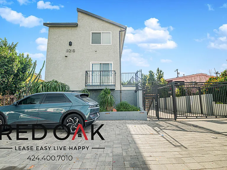 11218 Oxnard St #5 — Photo 14