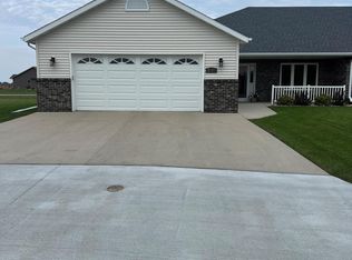 2500 Sawgrass Ct NW, East Grand Forks, MN 56721
