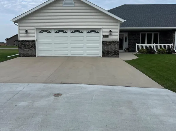 2500 Sawgrass Ct NW, East Grand Forks, MN 56721