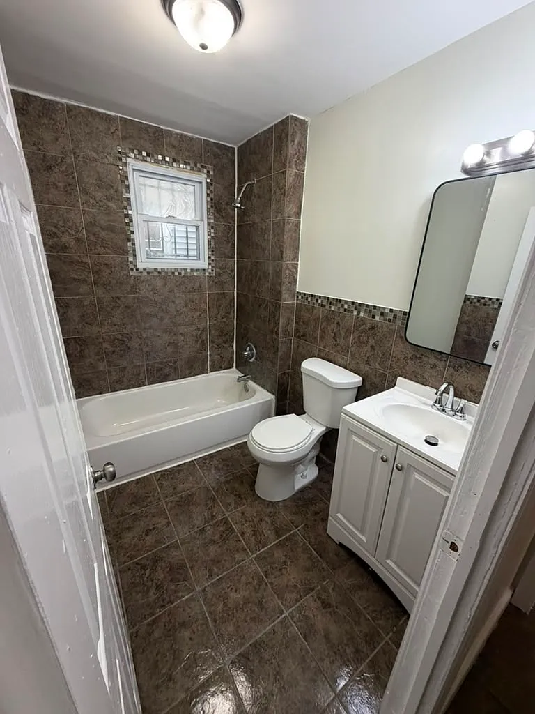 3 bed, $2,300 — Photo 2