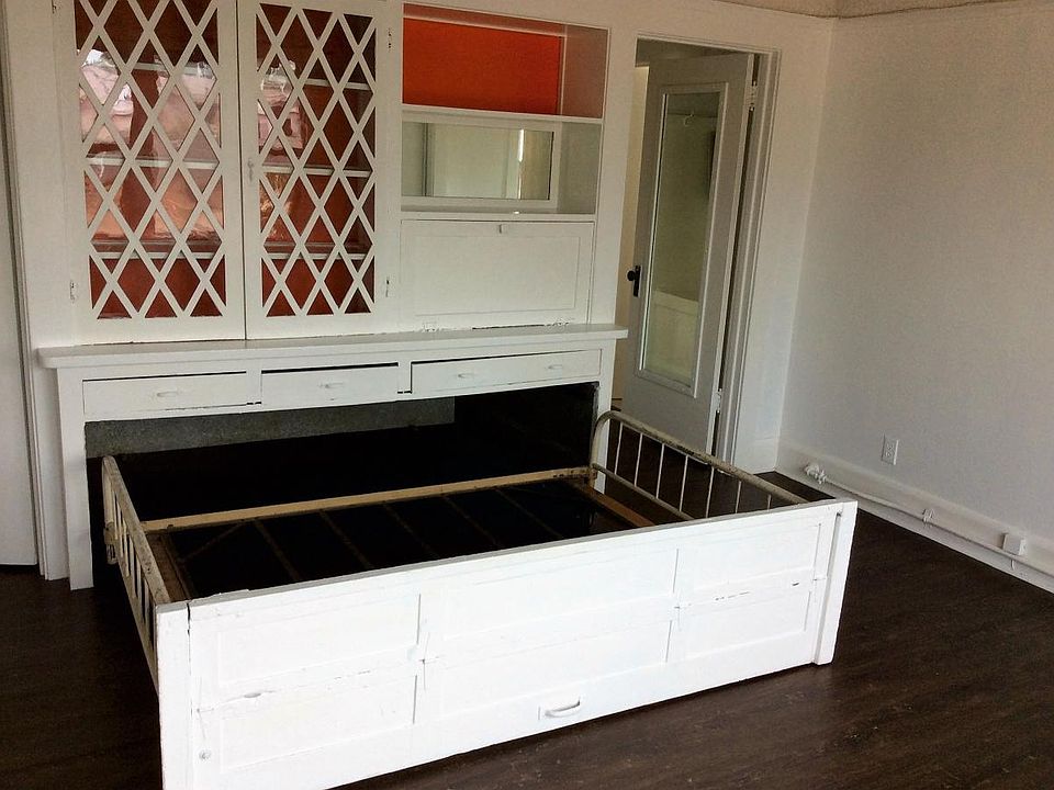 Bed that pulls out to make room spacious