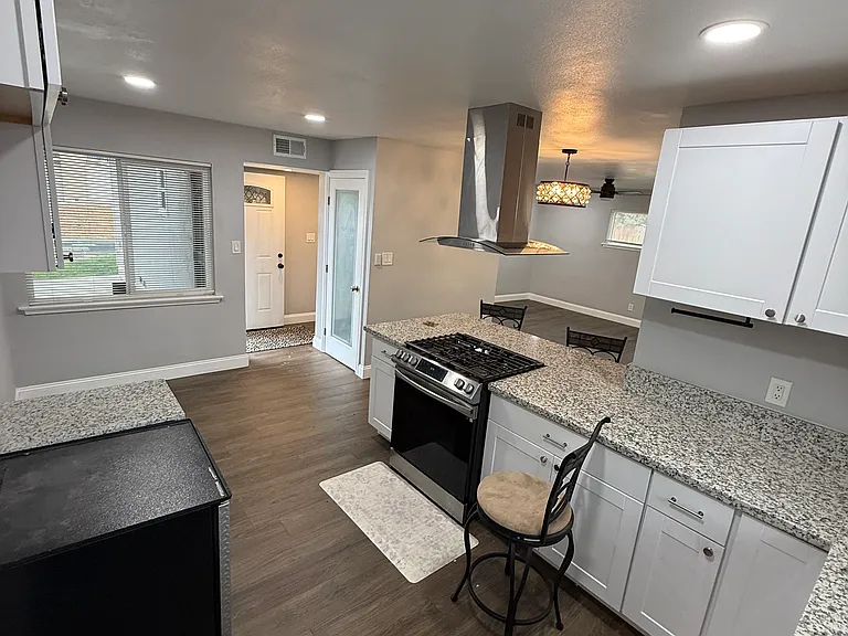 927 University Ave — Photo 12