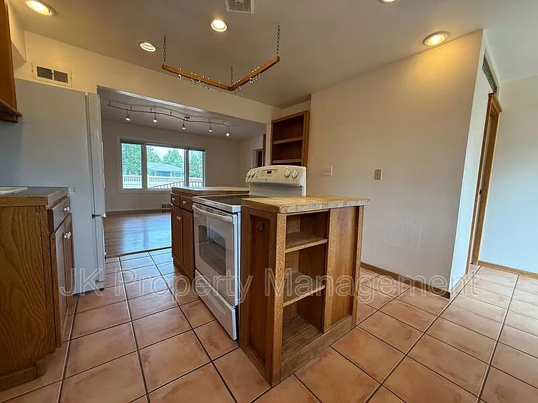 806 Forest Ave — Photo 16