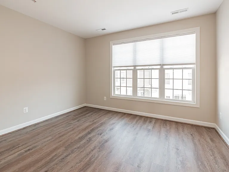 513 Girard St — Photo 16