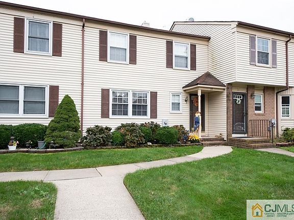 3rd image of 37 Tiger Lily Ct
