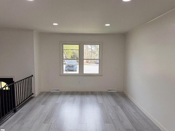 3rd image of 105 Foxhall Ct