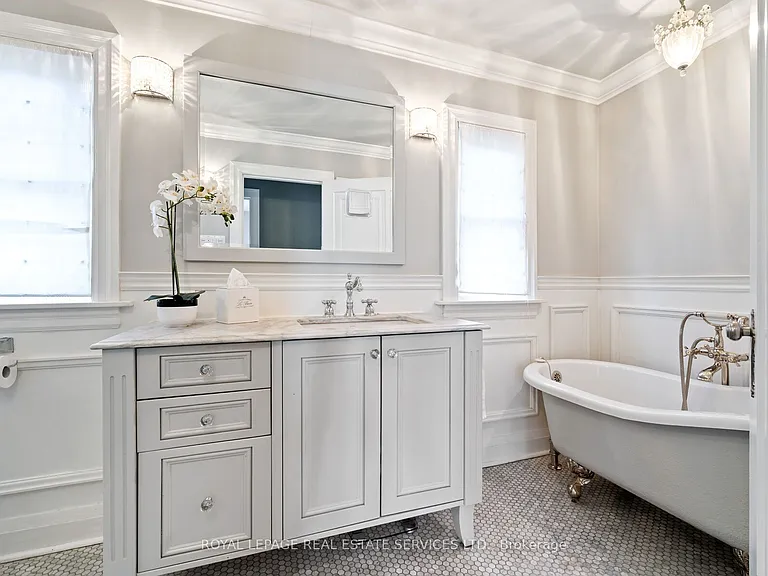 60 Thompson Ave — Photo 29