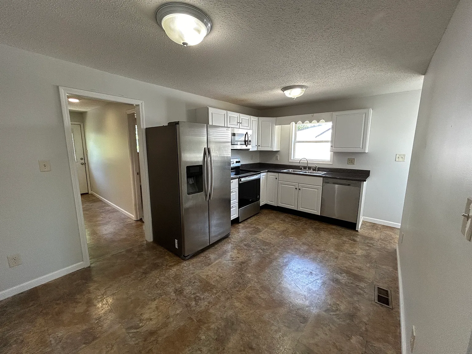 3 bed, 1134 sqft, $1,695 — Photo 4
