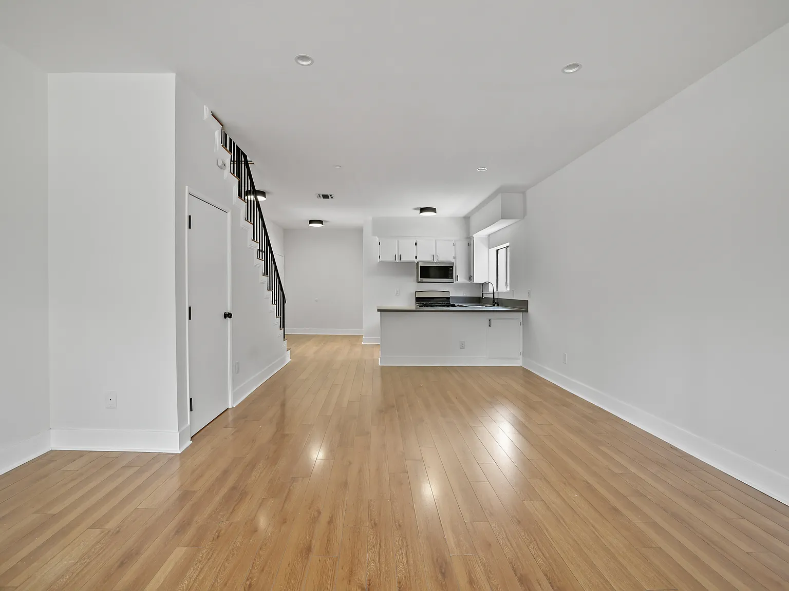 3 bed, 2.5 bath, 1100 sqft, $2,845 — Photo 2