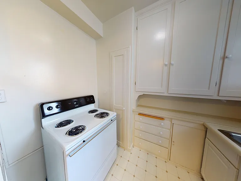 1635 Gough Street — Photo 5