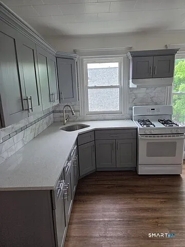 19 Sprague St — Photo 2