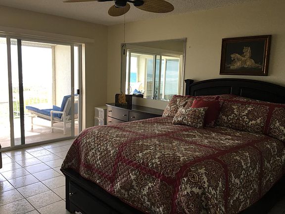 Master bedroom, queen bed - hear the ocean?