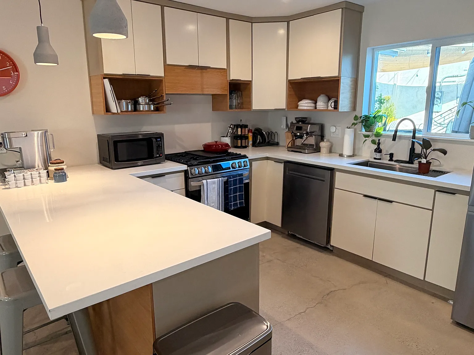 2 bed, 889 sqft, $6,000 — Photo 3