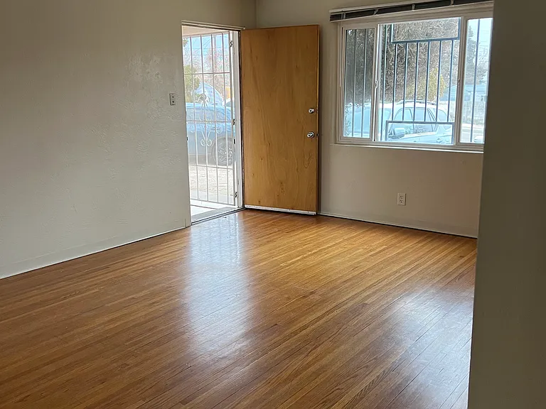 1230 Girard Blvd NE #B — Photo 1