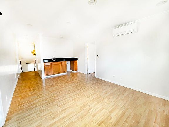 3rd image of 731 Alder St