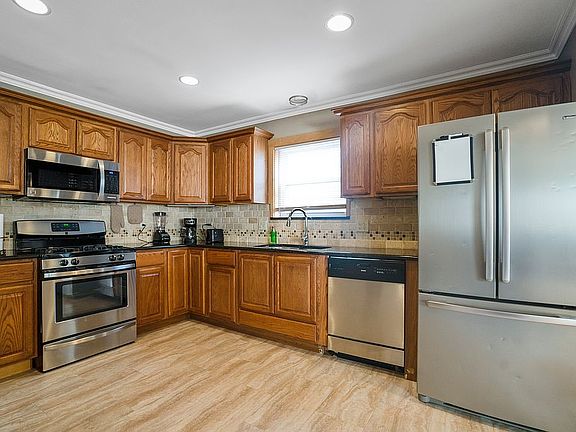 3rd image of 3810 East Ave