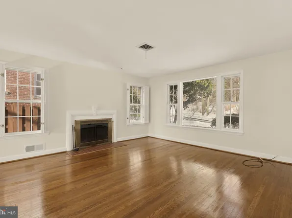 2736 Stephenson Ln NW, Washington, DC 20015