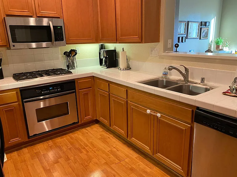 Kitchen w/breakfast bar