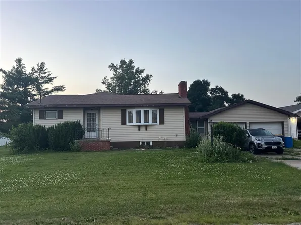 300 1st St W, Newhall, IA 52315