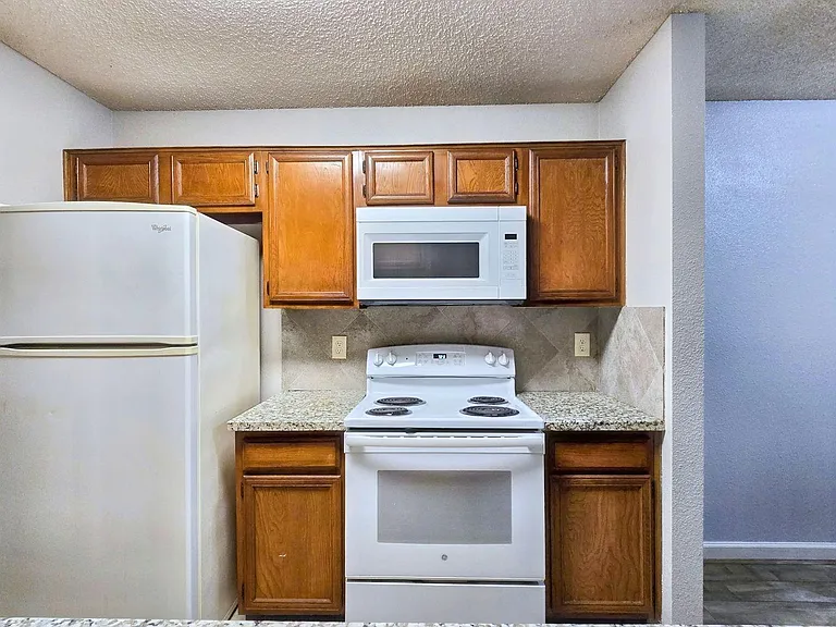 8389 Sands Point Dr — Photo 6