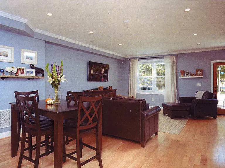 445 15th St NE — Photo 2
