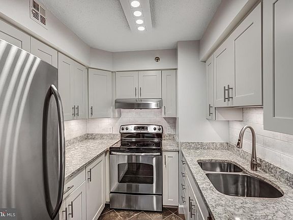 5th image of 1301 N Courthouse Rd APT 705