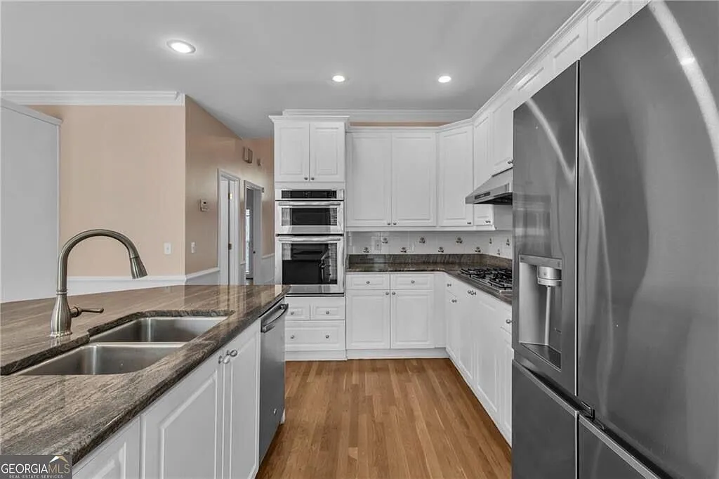 6 bed, 4277 sqft, $4,600 — Photo 4