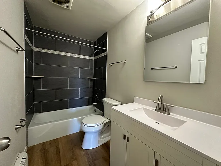 124 - 224 S Bird Street Apartments — Photo 19